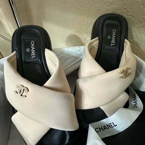 Chanel Women's Black and Cream Sandals - Picture 11 of 16